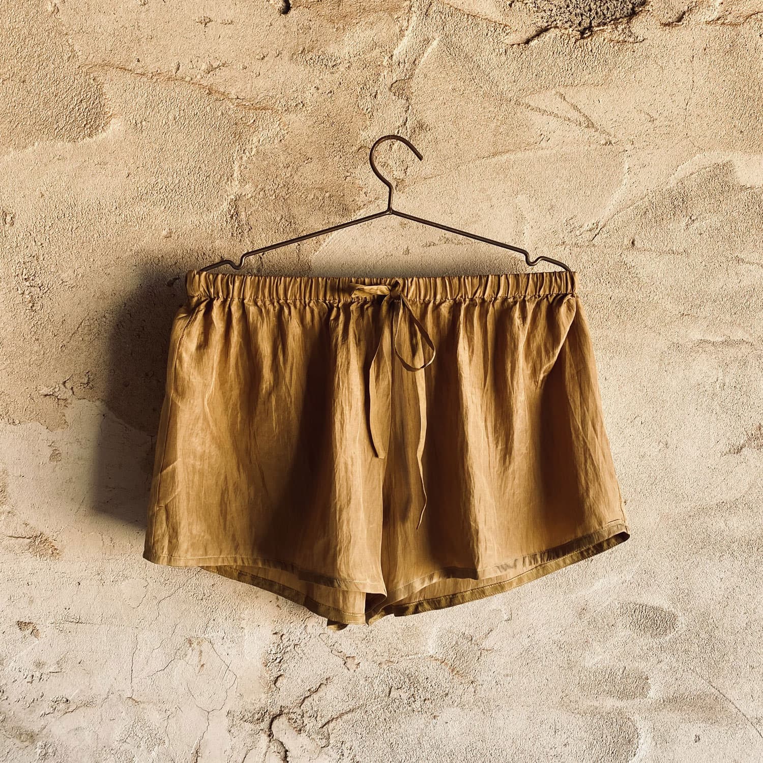 Noa-Shorts-Women-HS-Habotai-Silk40-S050-Antique-Bronze-02.jpg